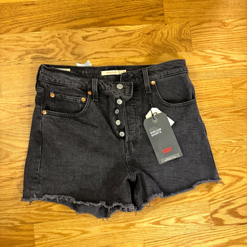Black button fly ribcage cut off Levi’s Shorts